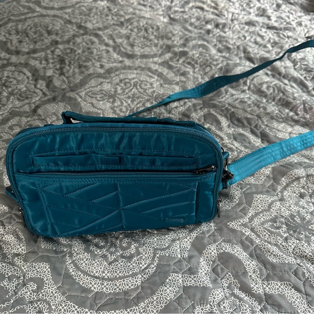 Lug crossbody